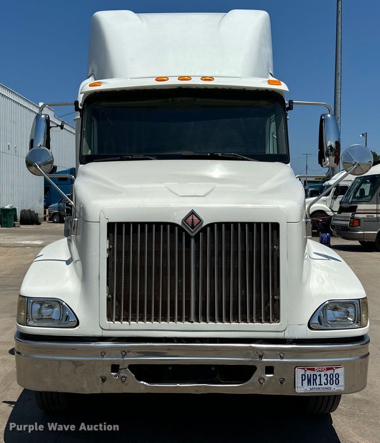 image for item OG9568 2002 International  9200i semi truck