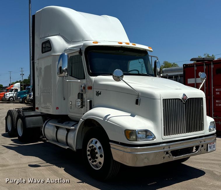 image for item OG9568 2002 International  9200i semi truck