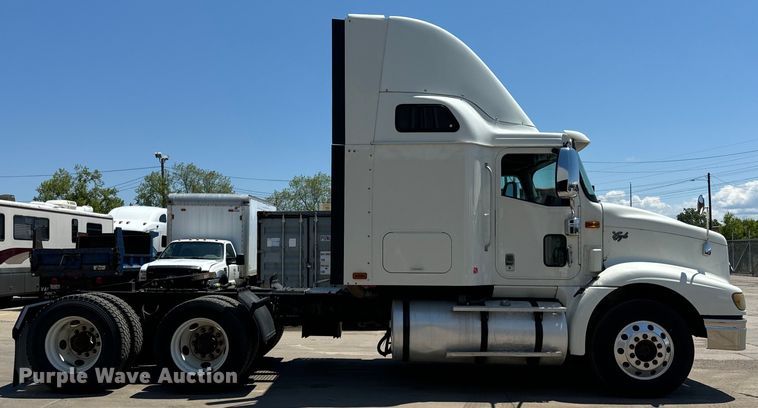 image for item OG9568 2002 International  9200i semi truck