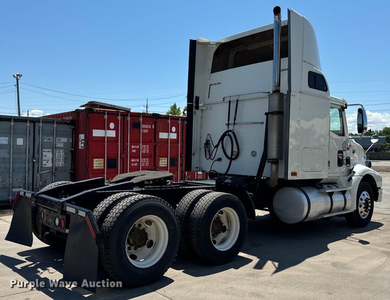 image for item OG9568 2002 International  9200i semi truck