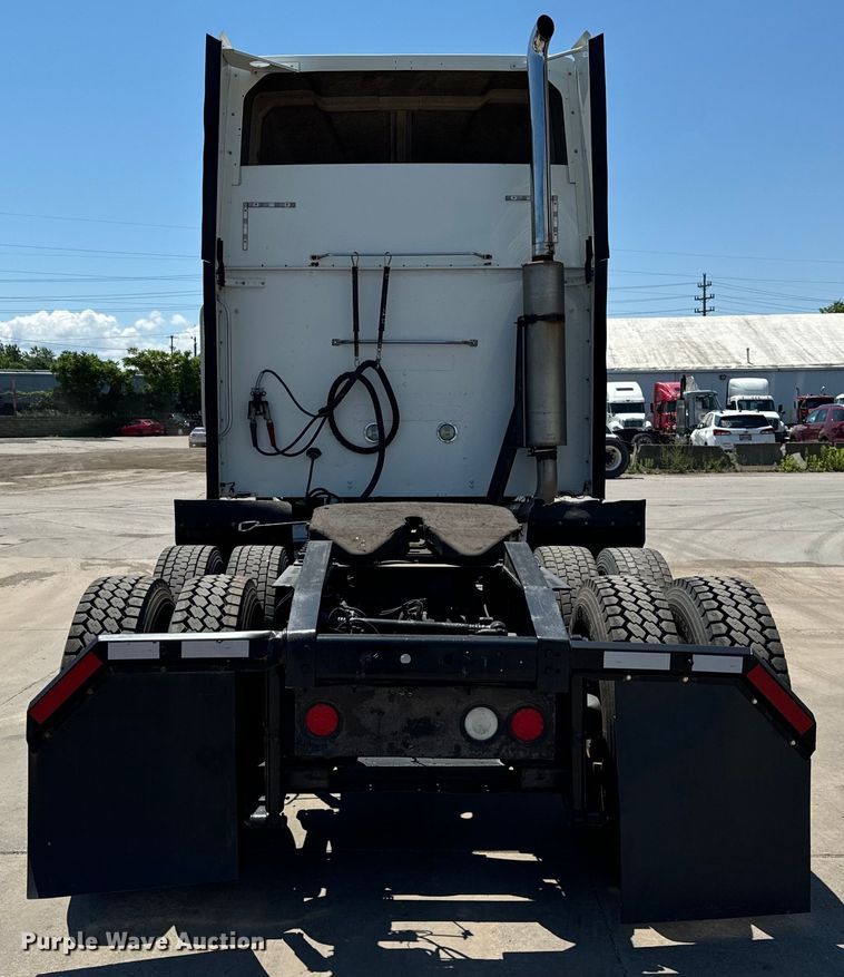 image for item OG9568 2002 International  9200i semi truck