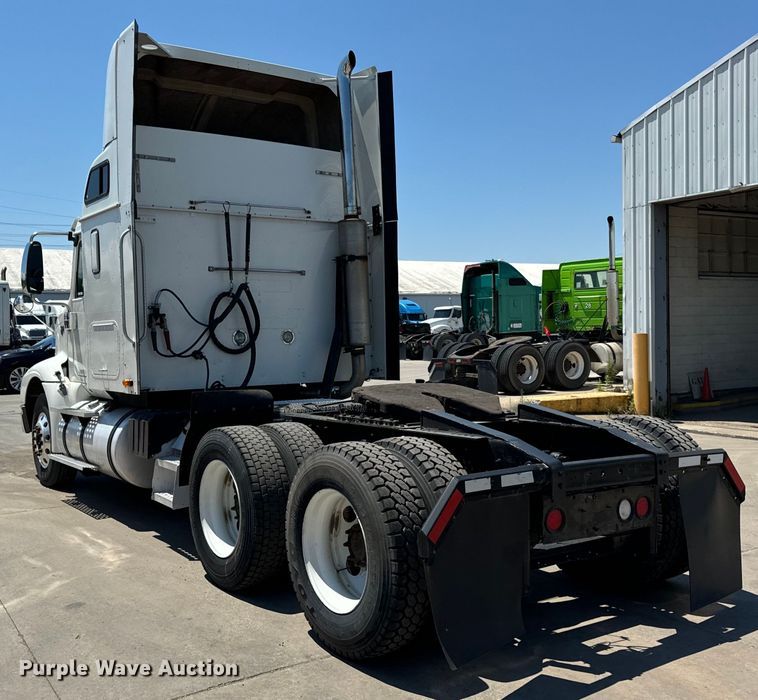 image for item OG9568 2002 International  9200i semi truck