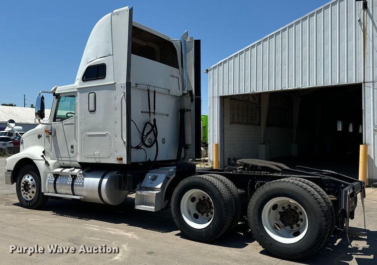 image for item OG9568 2002 International  9200i semi truck