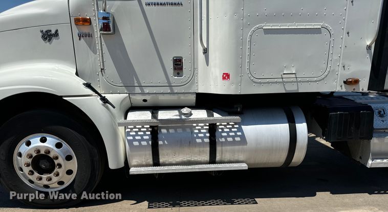 image for item OG9568 2002 International  9200i semi truck