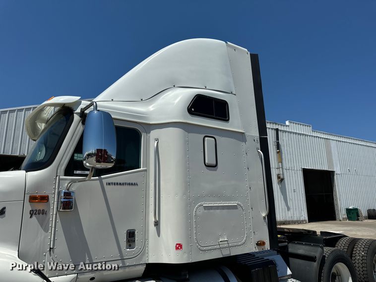 image for item OG9568 2002 International  9200i semi truck
