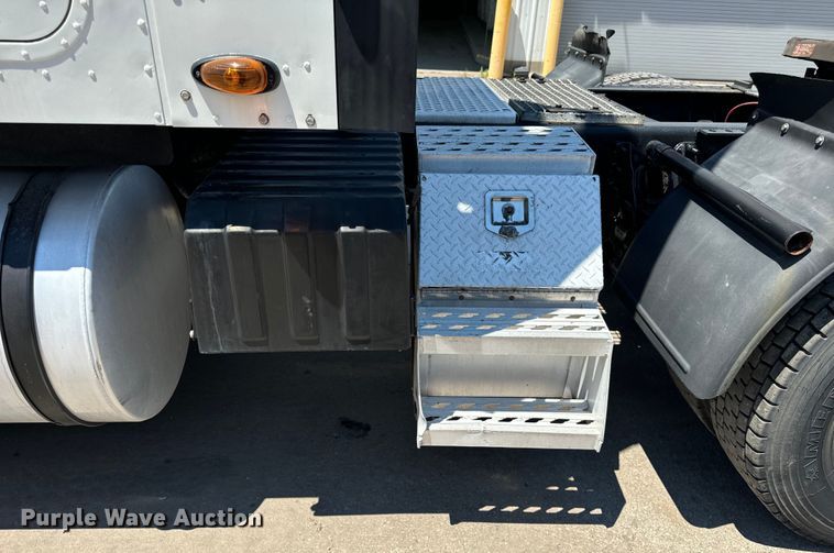 image for item OG9568 2002 International  9200i semi truck