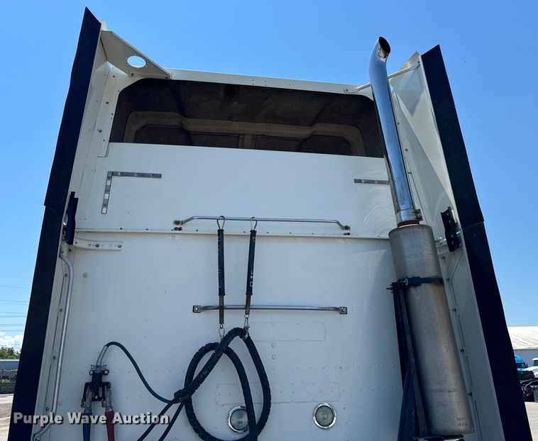 image for item OG9568 2002 International  9200i semi truck