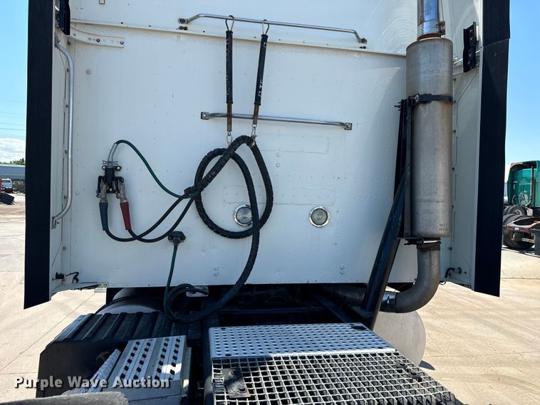 image for item OG9568 2002 International  9200i semi truck