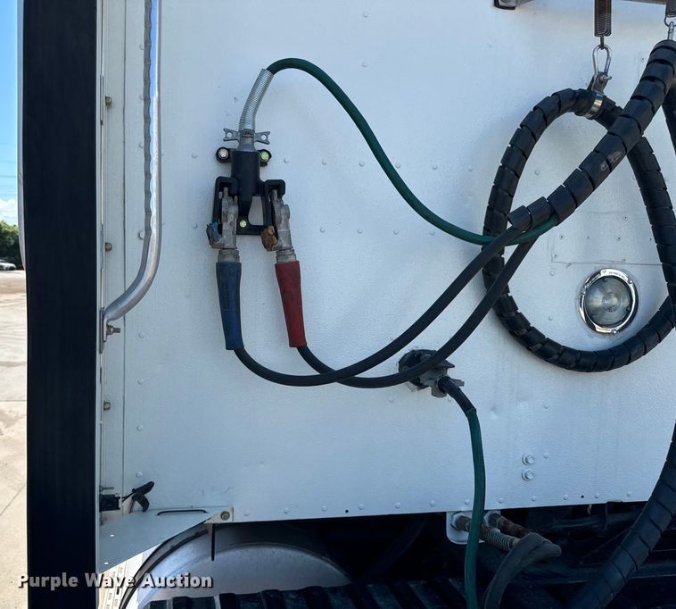 image for item OG9568 2002 International  9200i semi truck