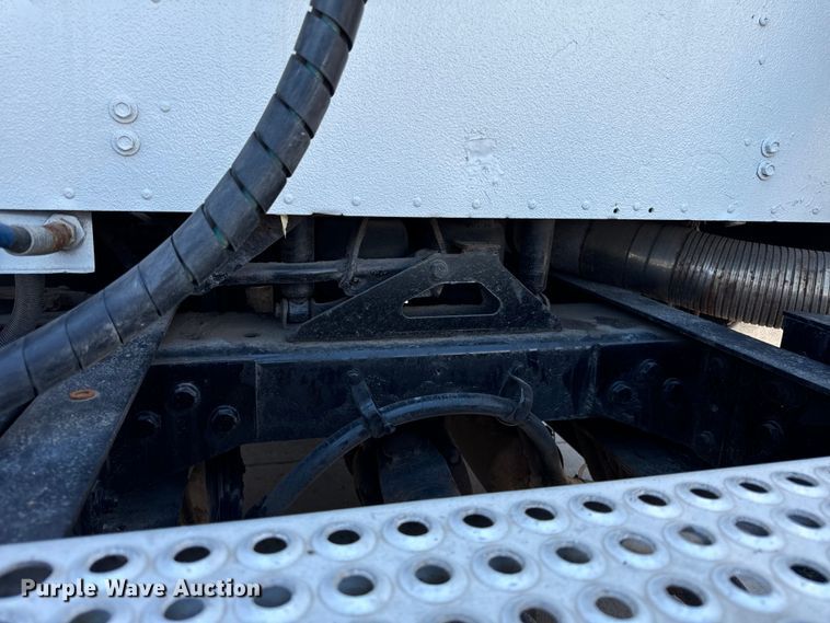 image for item OG9568 2002 International  9200i semi truck