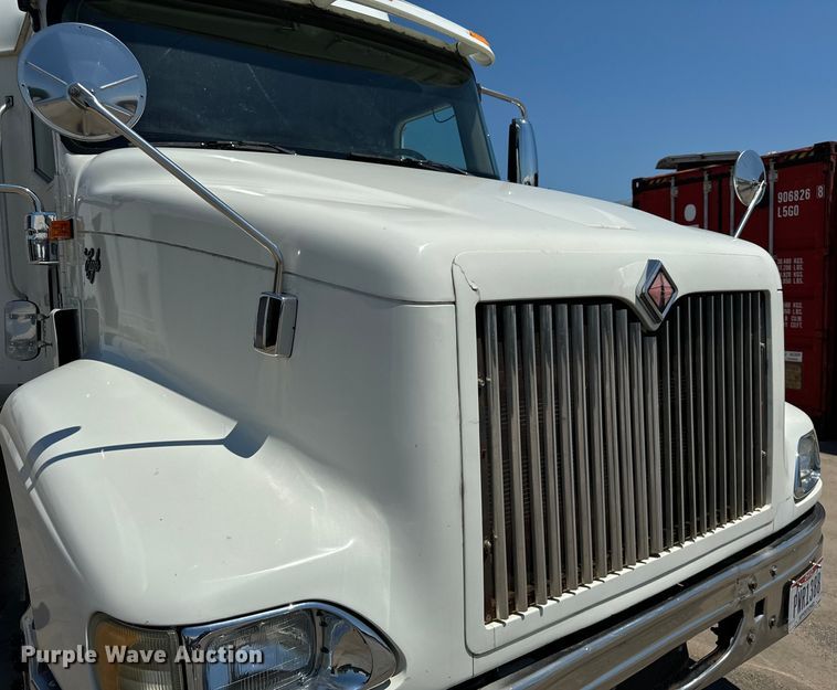 image for item OG9568 2002 International  9200i semi truck