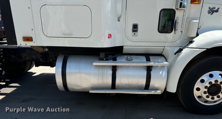 image for item OG9568 2002 International  9200i semi truck