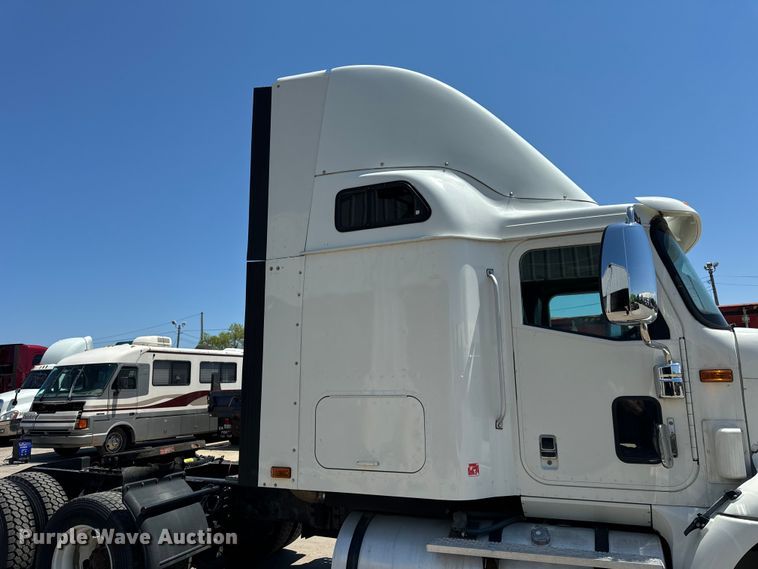 image for item OG9568 2002 International  9200i semi truck