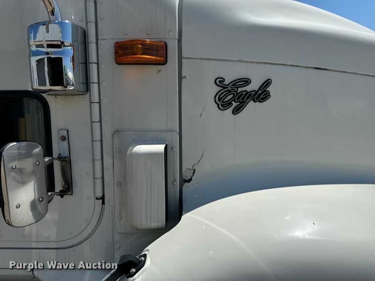 image for item OG9568 2002 International  9200i semi truck