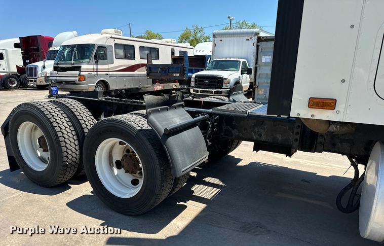 image for item OG9568 2002 International  9200i semi truck