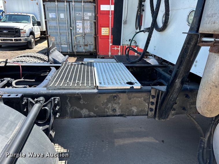 image for item OG9568 2002 International  9200i semi truck