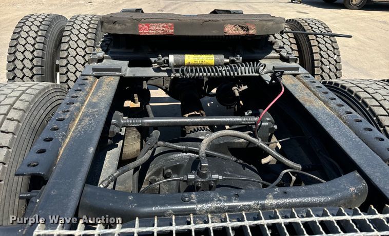 image for item OG9568 2002 International  9200i semi truck