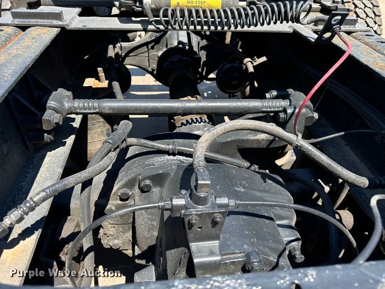 image for item OG9568 2002 International  9200i semi truck