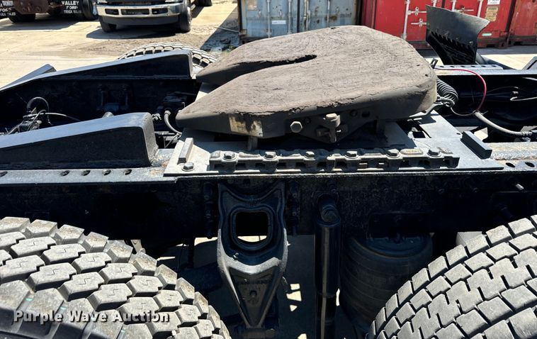 image for item OG9568 2002 International  9200i semi truck