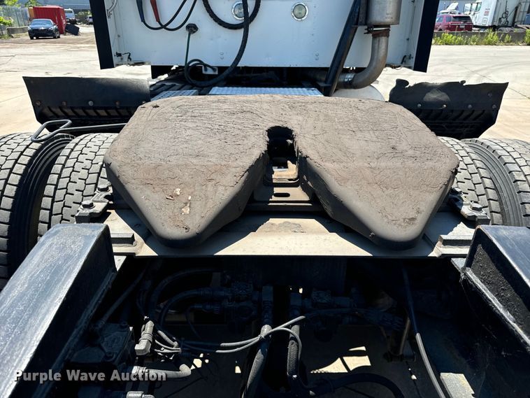 image for item OG9568 2002 International  9200i semi truck