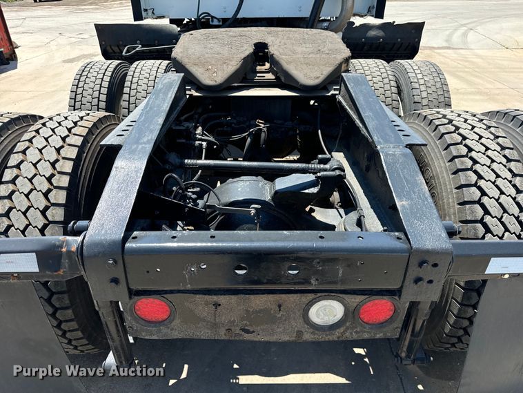 image for item OG9568 2002 International  9200i semi truck