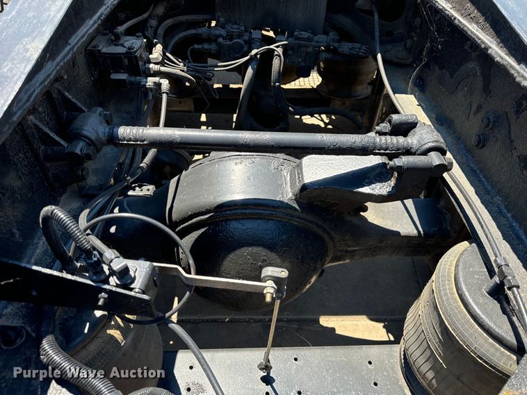 image for item OG9568 2002 International  9200i semi truck