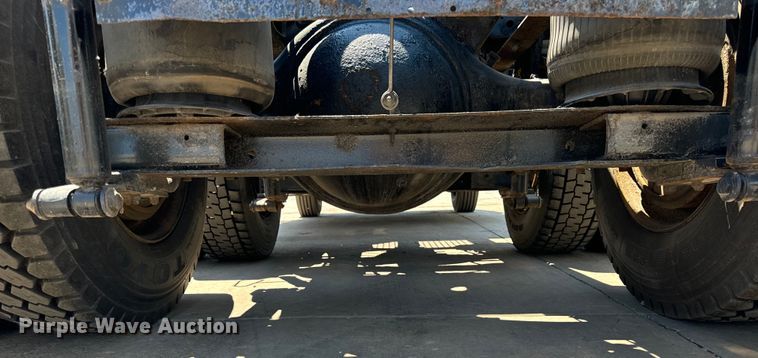 image for item OG9568 2002 International  9200i semi truck