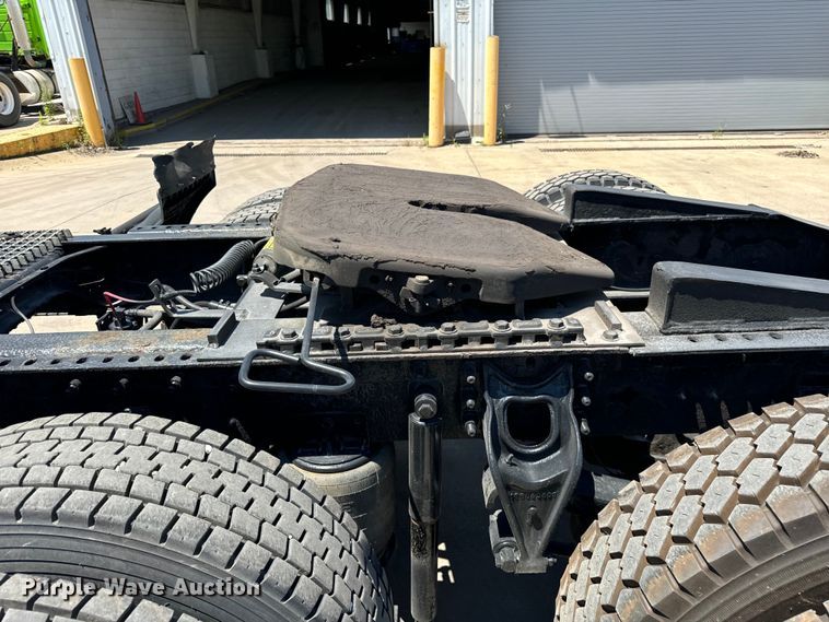 image for item OG9568 2002 International  9200i semi truck