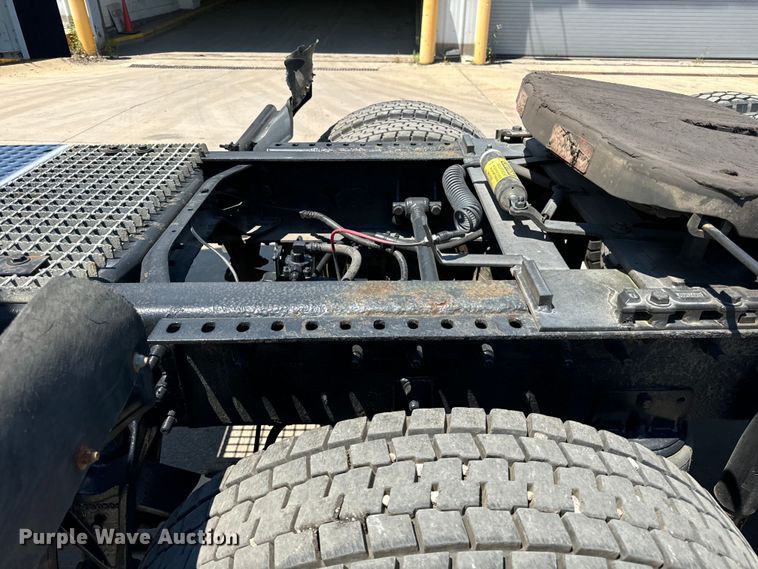 image for item OG9568 2002 International  9200i semi truck