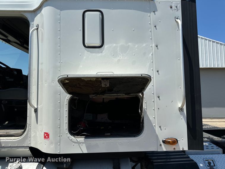 image for item OG9568 2002 International  9200i semi truck