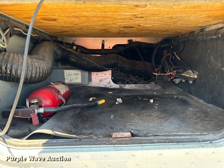 image for item OG9568 2002 International  9200i semi truck