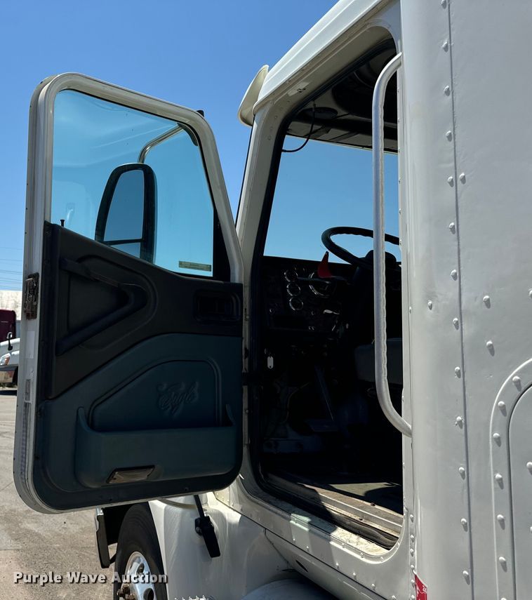 image for item OG9568 2002 International  9200i semi truck