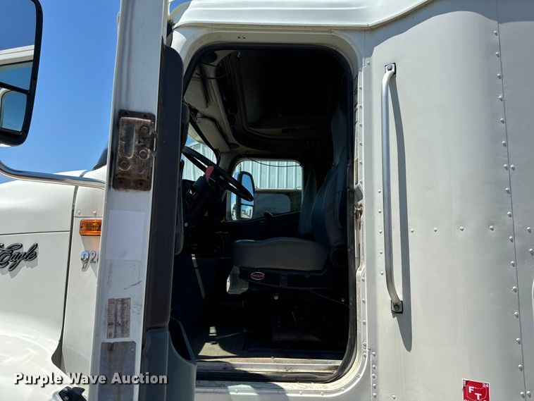 image for item OG9568 2002 International  9200i semi truck