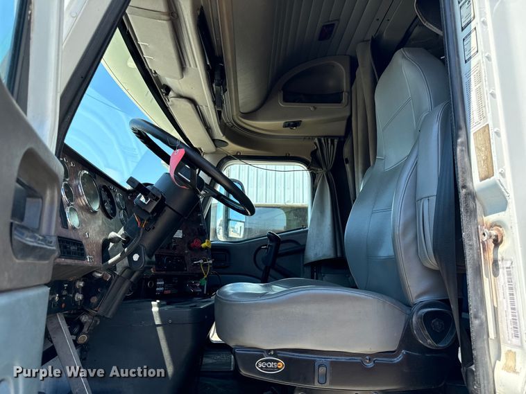 image for item OG9568 2002 International  9200i semi truck