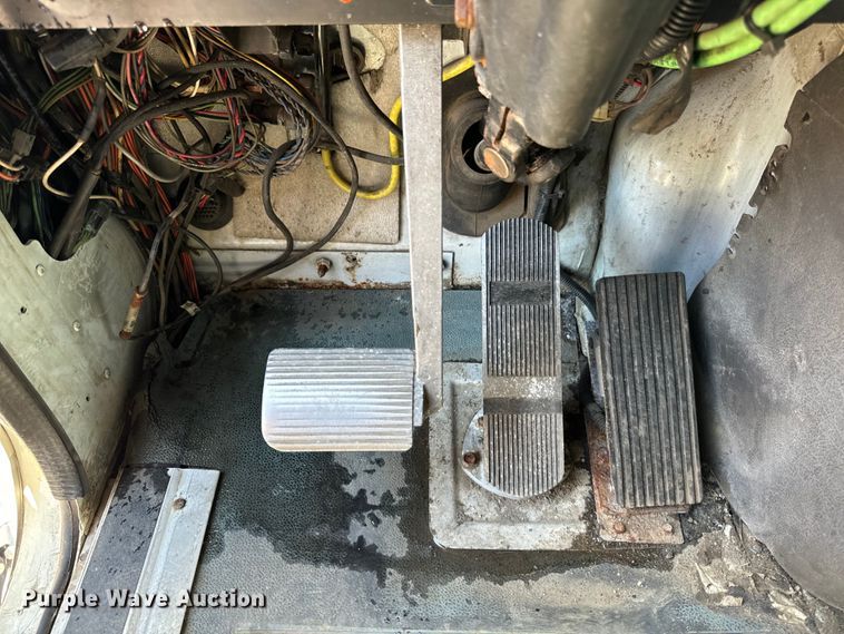 image for item OG9568 2002 International  9200i semi truck