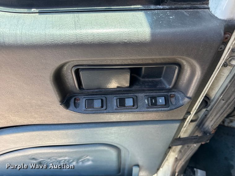 image for item OG9568 2002 International  9200i semi truck