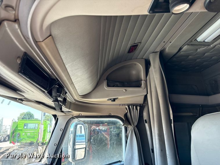 image for item OG9568 2002 International  9200i semi truck