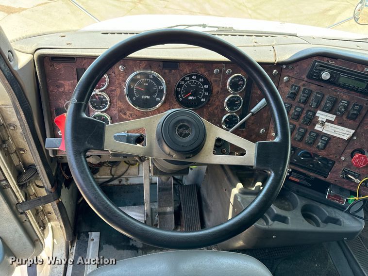 image for item OG9568 2002 International  9200i semi truck