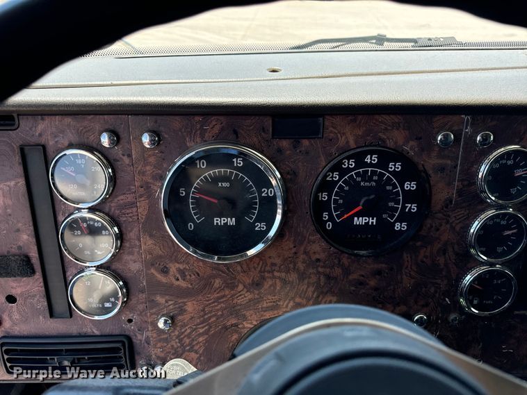 image for item OG9568 2002 International  9200i semi truck