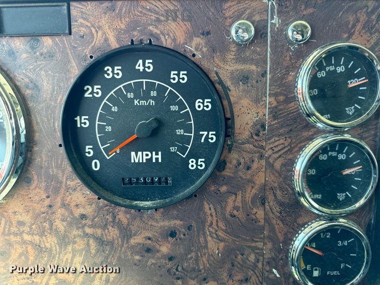 image for item OG9568 2002 International  9200i semi truck