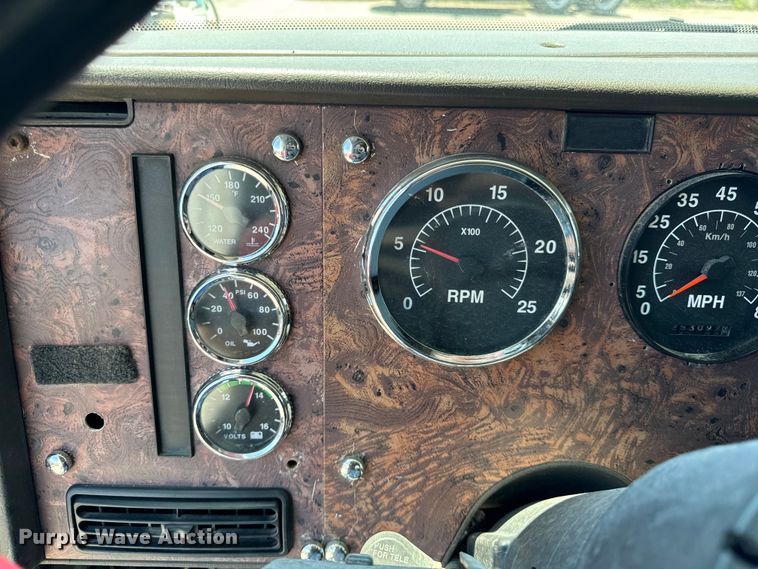 image for item OG9568 2002 International  9200i semi truck