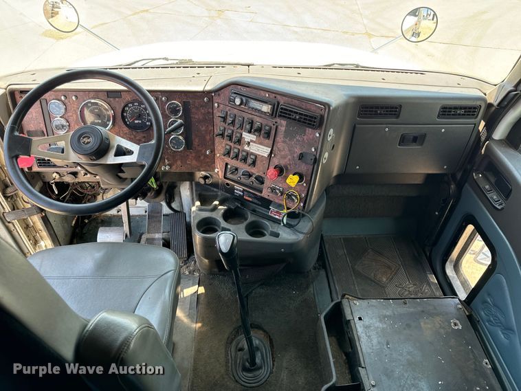 image for item OG9568 2002 International  9200i semi truck