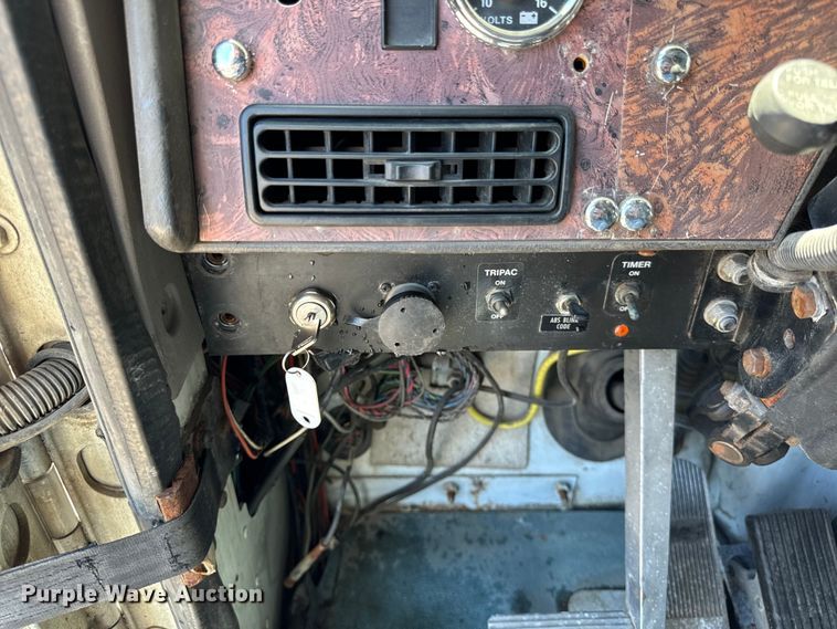 image for item OG9568 2002 International  9200i semi truck