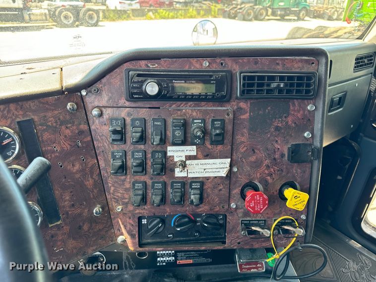 image for item OG9568 2002 International  9200i semi truck