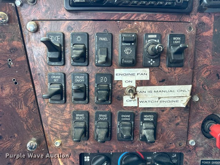 image for item OG9568 2002 International  9200i semi truck