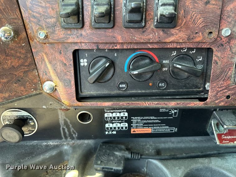 image for item OG9568 2002 International  9200i semi truck