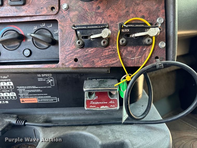 image for item OG9568 2002 International  9200i semi truck