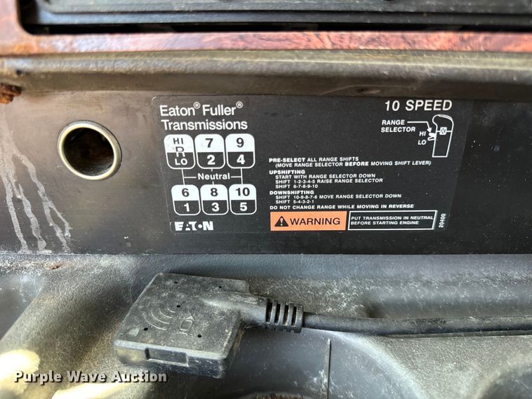 image for item OG9568 2002 International  9200i semi truck