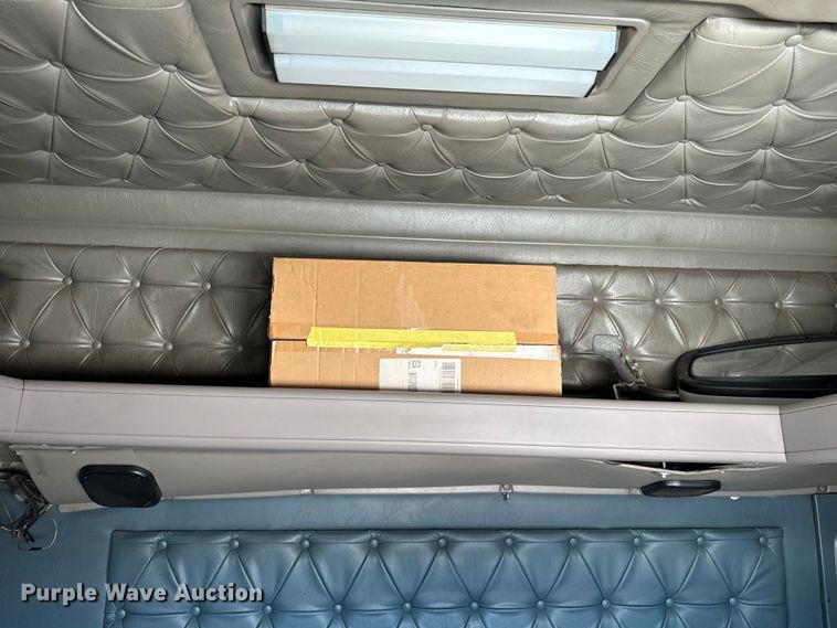 image for item OG9568 2002 International  9200i semi truck