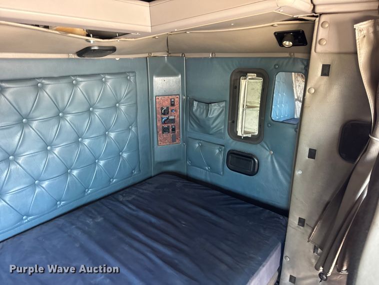 image for item OG9568 2002 International  9200i semi truck